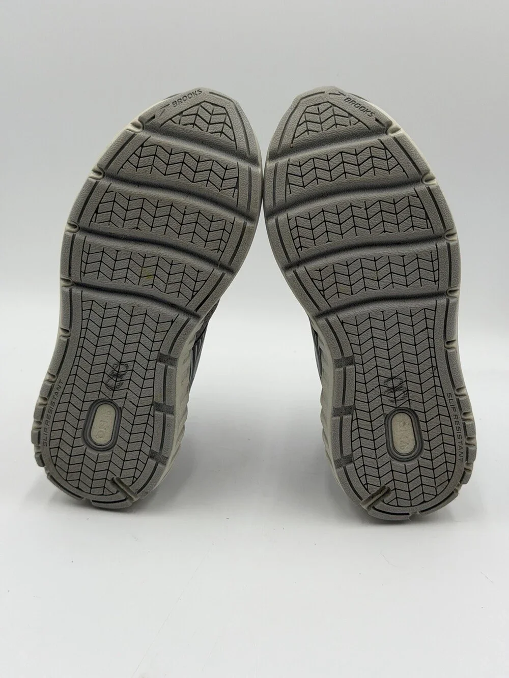 Brooks Addiction WLK Women’s Size 6D Gray Athletic Walking Sneakers Shoes